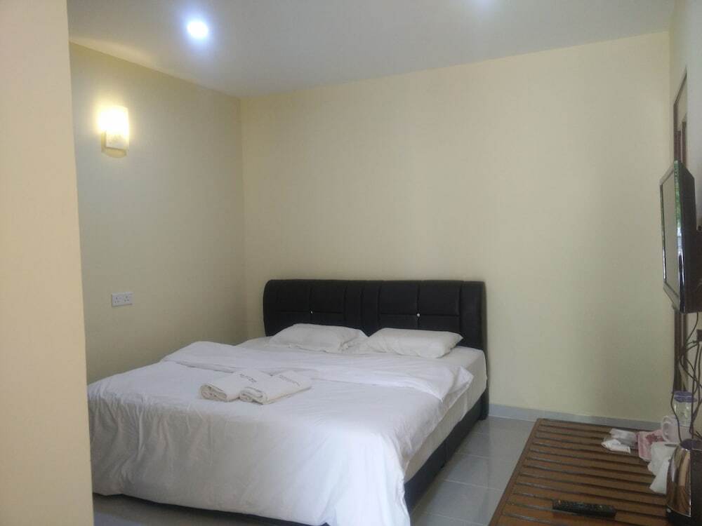 Penarak Bamboo Beach Motel