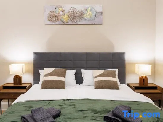 Deluxe Suite near Messe Berlin 8 Guests 2 Bathroom