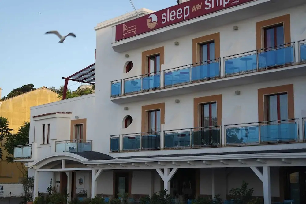 B&B Marina Sleep And Ship