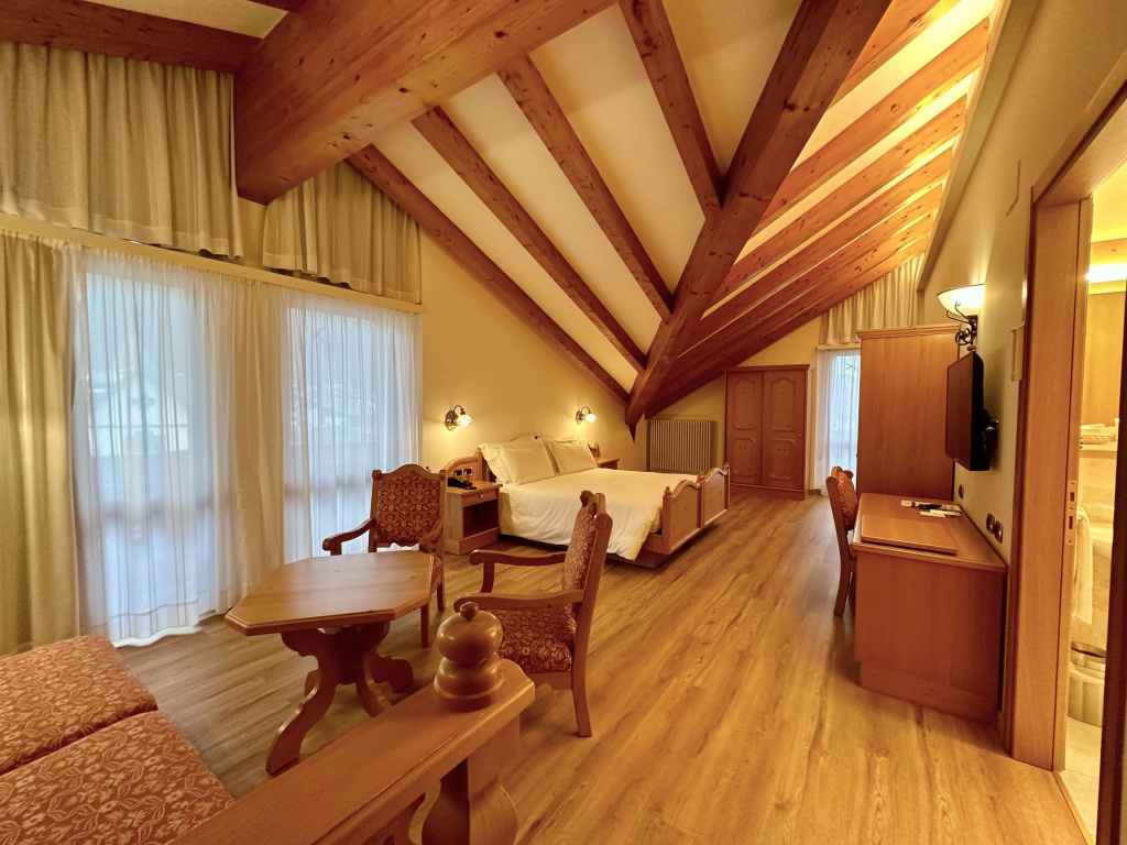 Double Junior Suite with balcony and with mountain view (full double bed)