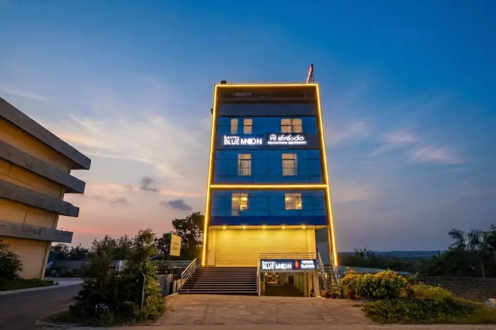 Fabhotel Blue Moon