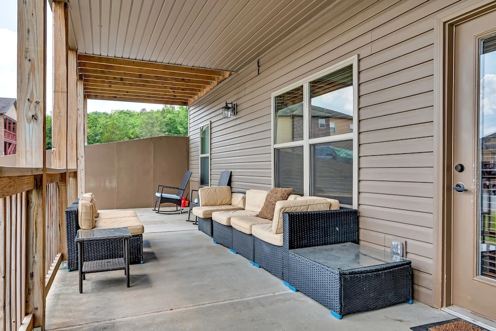 Rockwood Lake Lodge 7 Bedroom Home by RedAwning