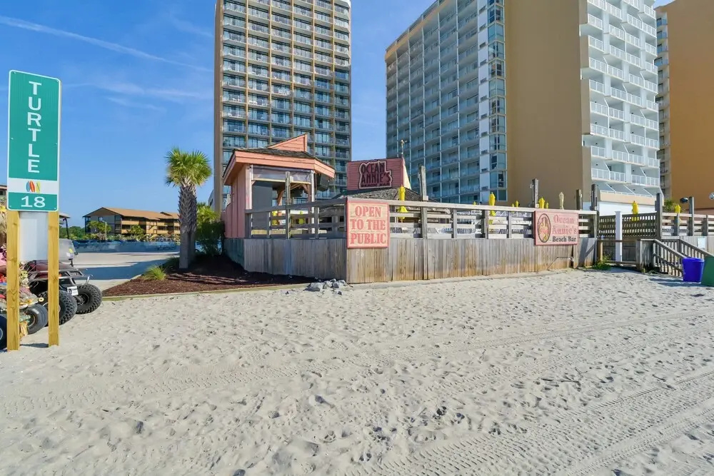 2 Mi to Apache Pier: Gem w/ Pool Access