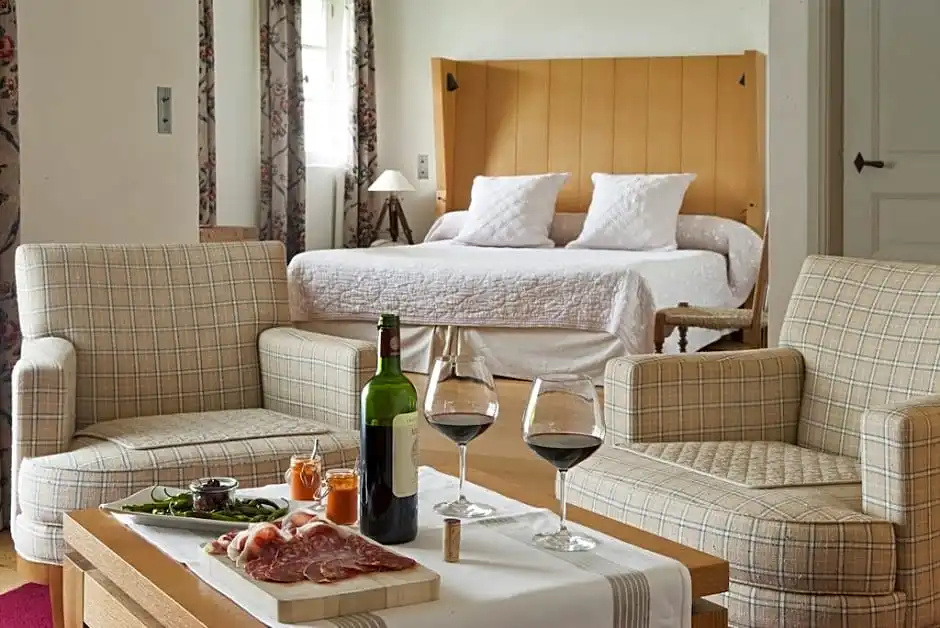 Deluxe Double Suite (full double bed)