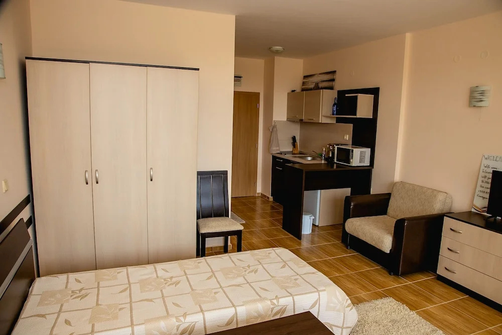FM Deluxe Studio with Parking & Pool