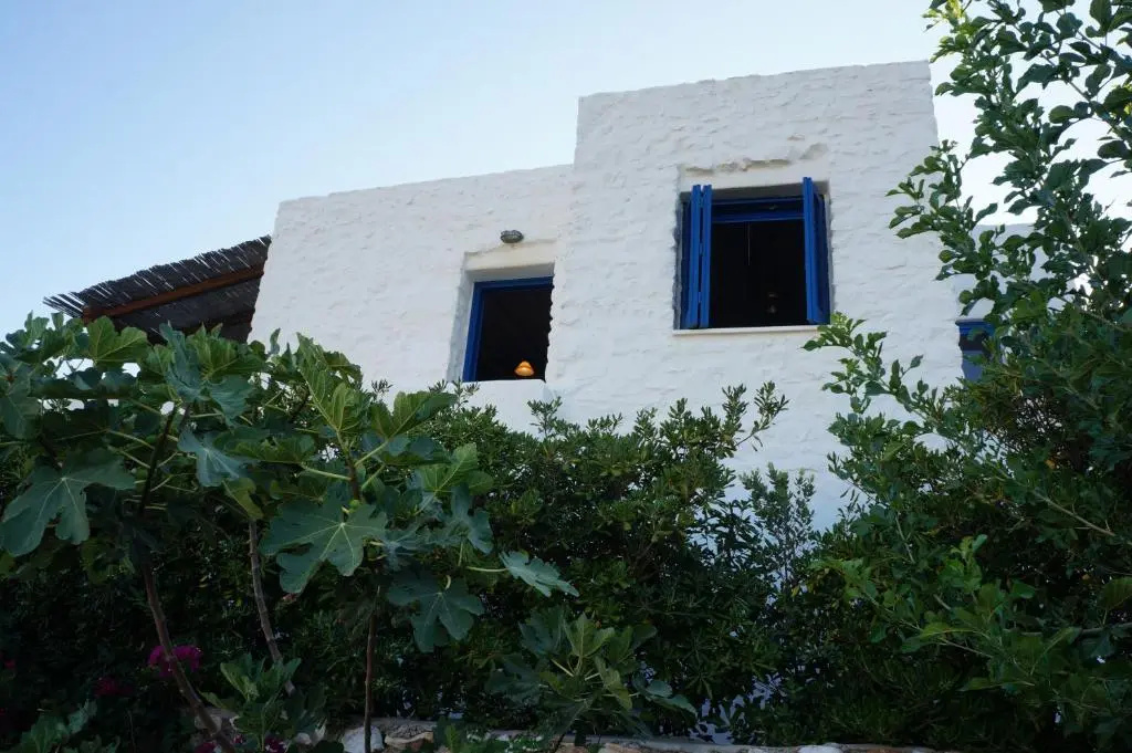 2-bedroom stone house, pool, 10min walk to beach