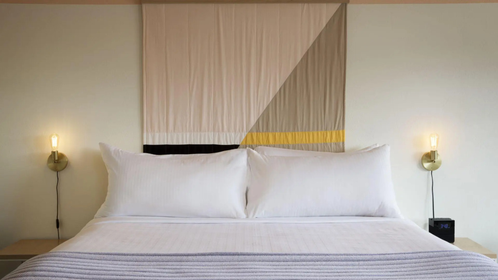 Deluxe Double room (full double bed)