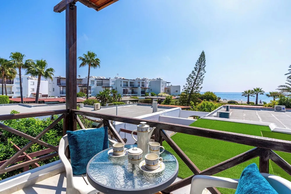 Seawaves 1- BR Apt. by Meneou Beach