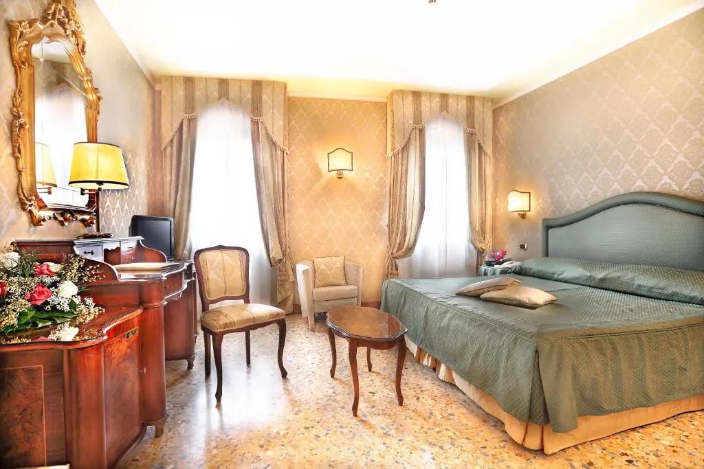 Deluxe Double room with canal view (full double bed)