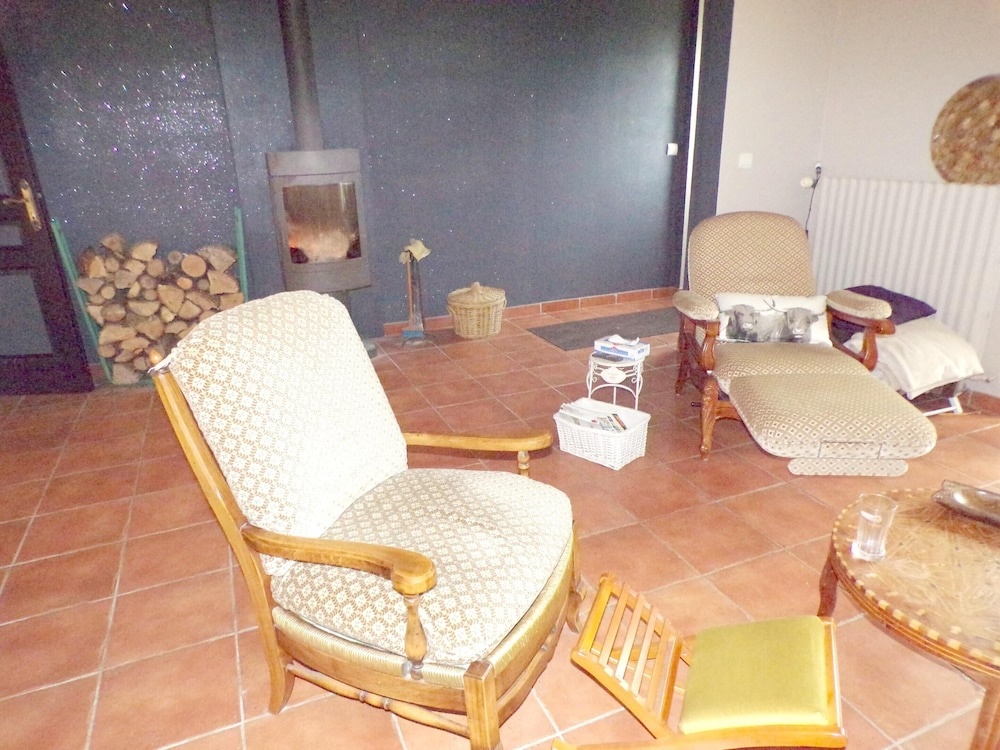House With 2 Bedrooms in Chenevelles, With Enclosed Garden and Wifi