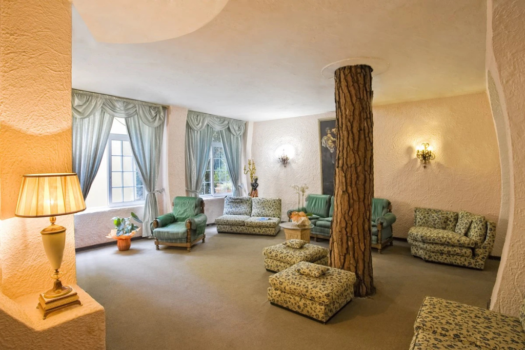 Lobby & Reception