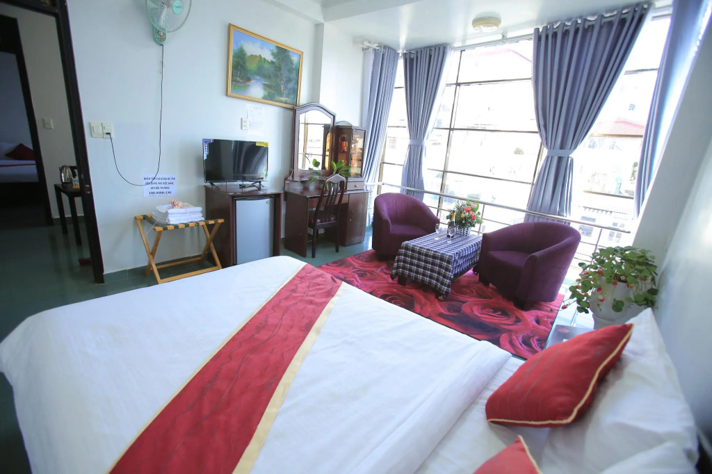 Deluxe Double room with city view (full double bed)