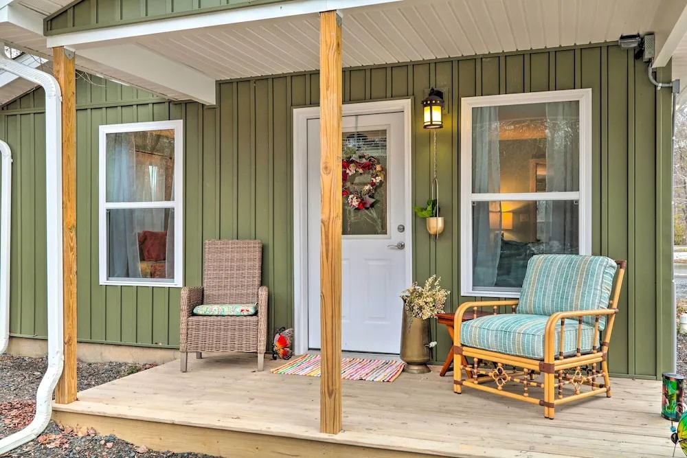 Unwind Fireside! Poconos Cottage 12 Mi to Slopes