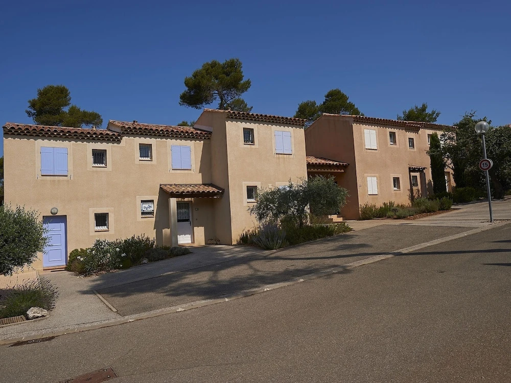Villa in Provence With Private Pool & Tennis