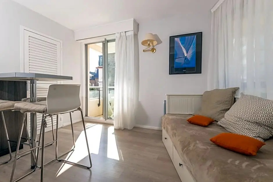 Triple Apartment with street view