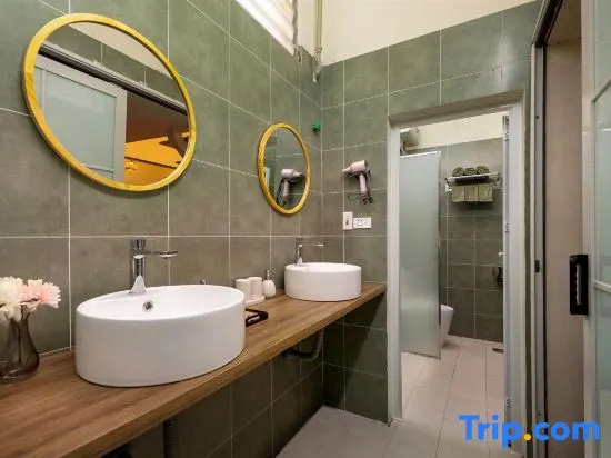 DOM VANG HOMESTAY - Mini Villa 4 Beds with Jacuzzi in the Old Quarter
