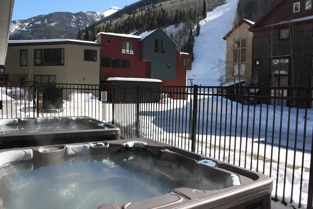 Cimarron Lodge 14 by Avantstay Ski-in/ski-out Property in Complex w/ Two Hot Tubs! Permit#3601