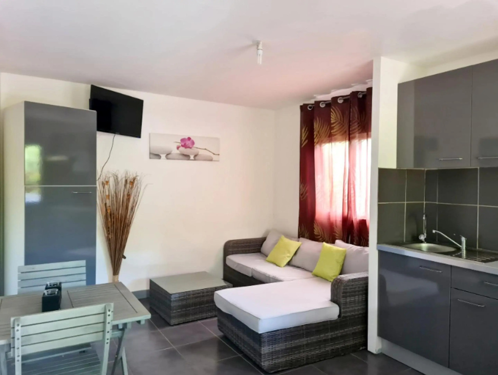Voir la photo 2 — Bungalow de 2 chambres avec piscine partagee jacuzzi et jardin clos a Le Moule