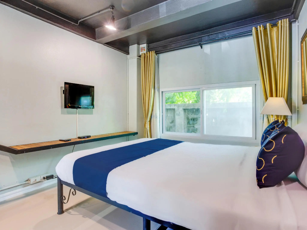 豪華雙人房，可見泳池，配有雙人床