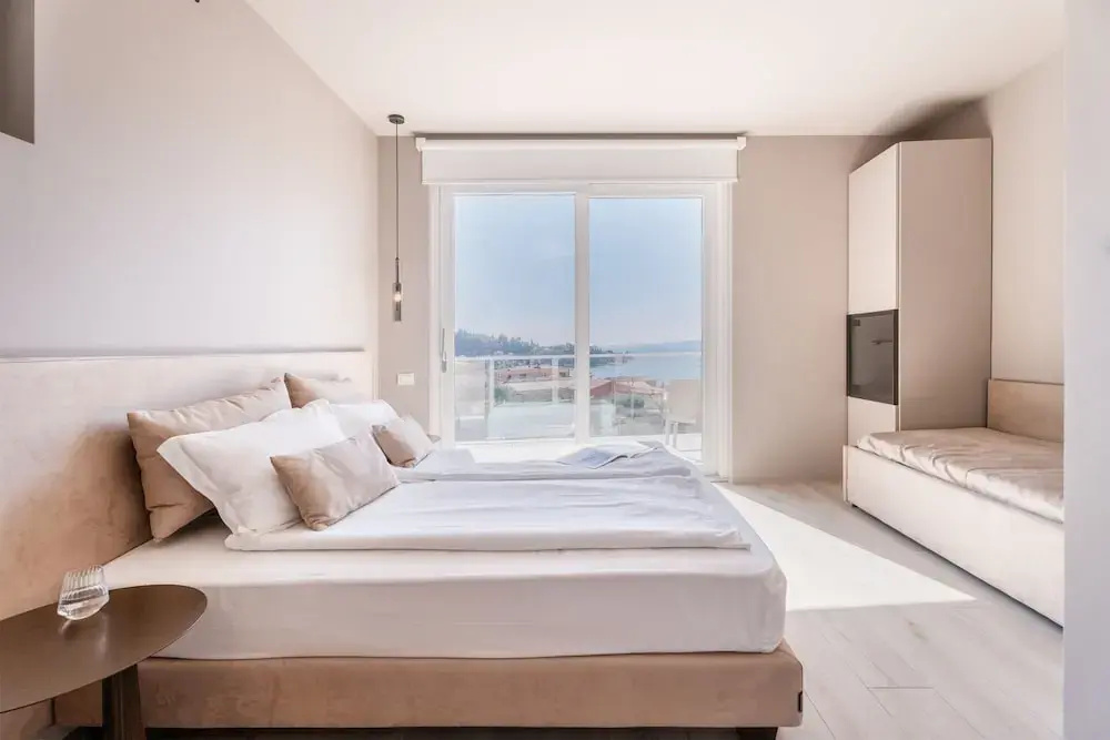 Standard room with balcony and with partial view