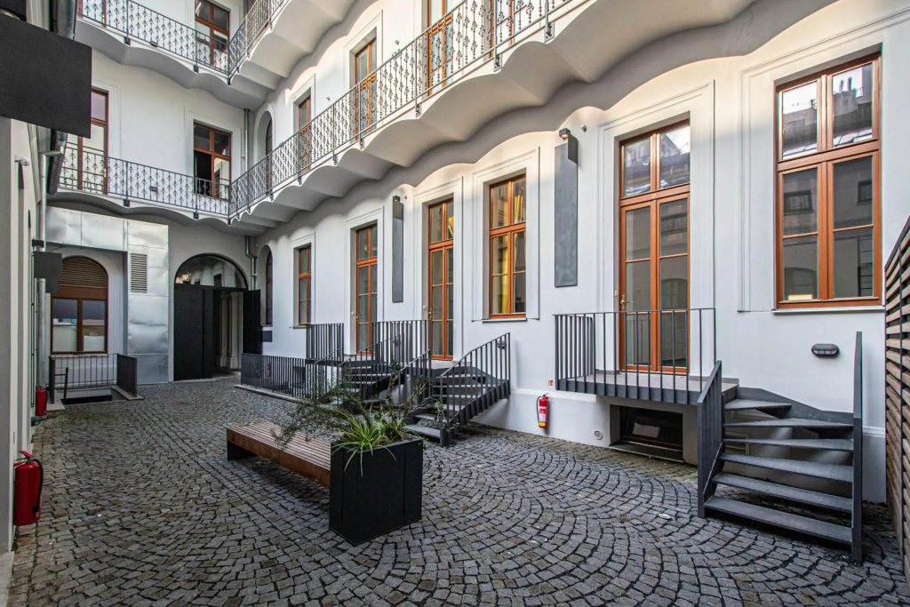 Main train station apartment close to the the Main Square!