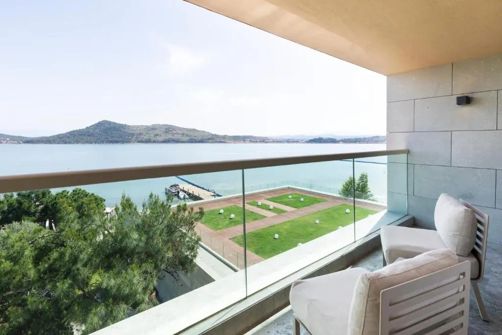 Comfort room with partial sea view