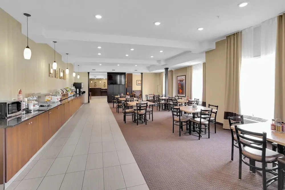 Duvernay Inn & Suites - фото 19