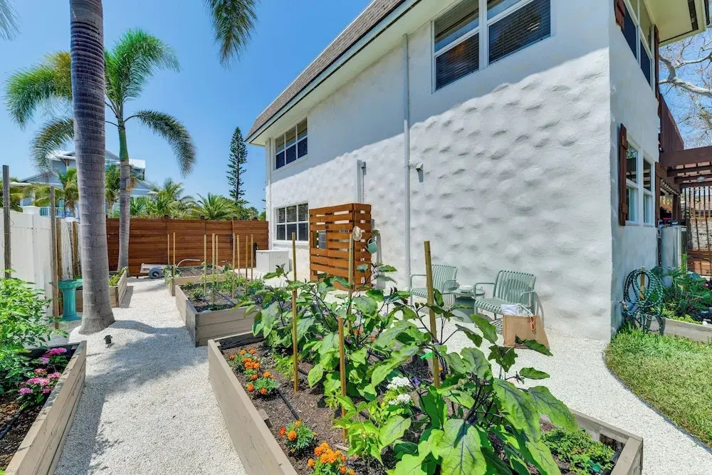 Walk to Gulf: Luxe Luau-themed Gem in Holmes Beach