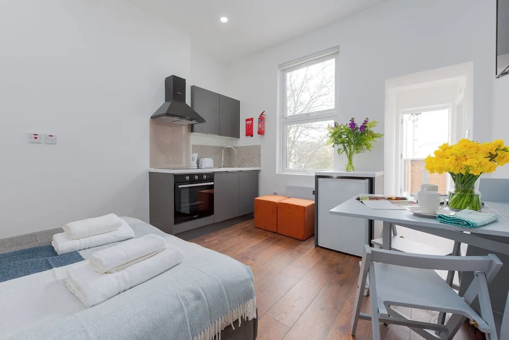 Earl's Court by CAPITAL 119