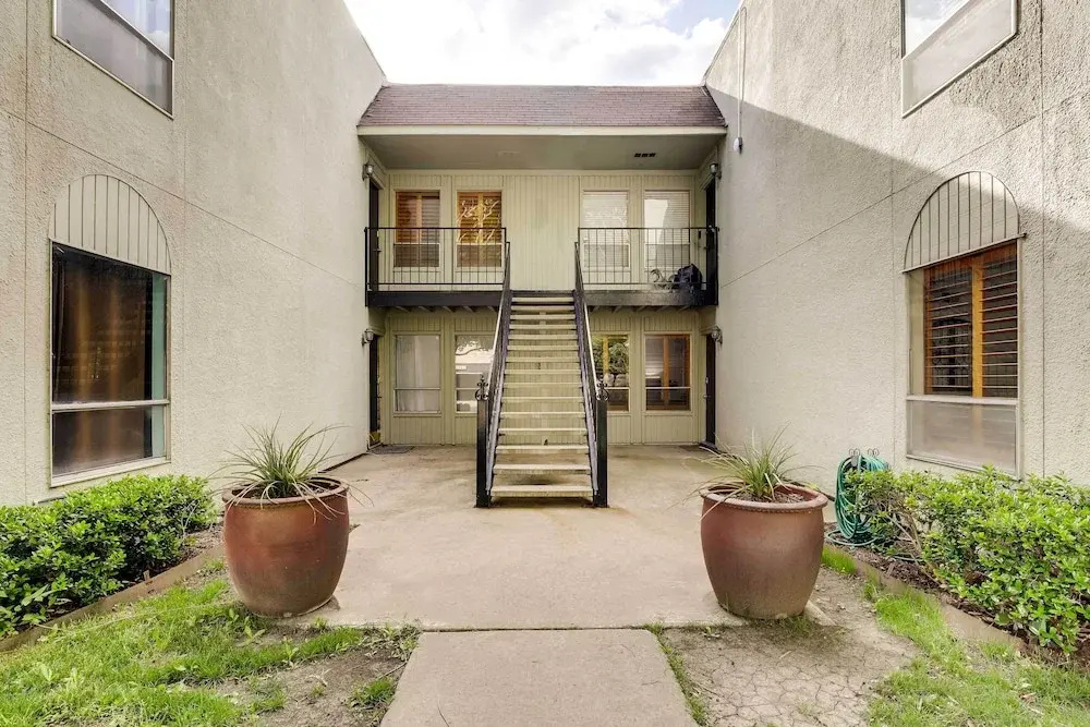 Stylish Condo w/ Pool in Knox Henderson!
