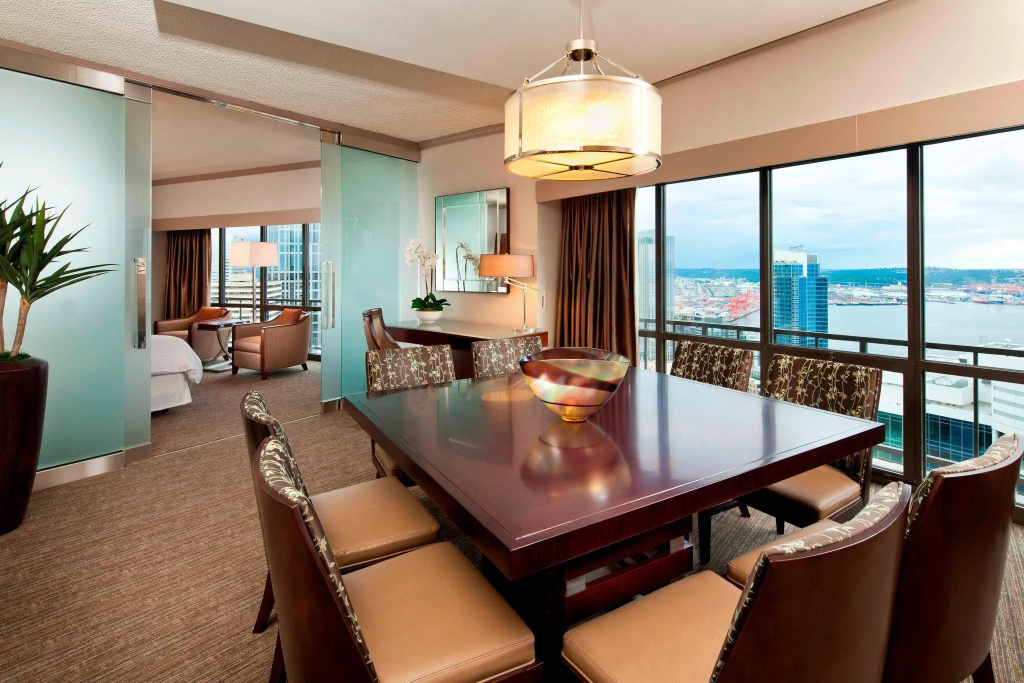 1 Bedroom Deluxe Double Suite with city view (full double bed)