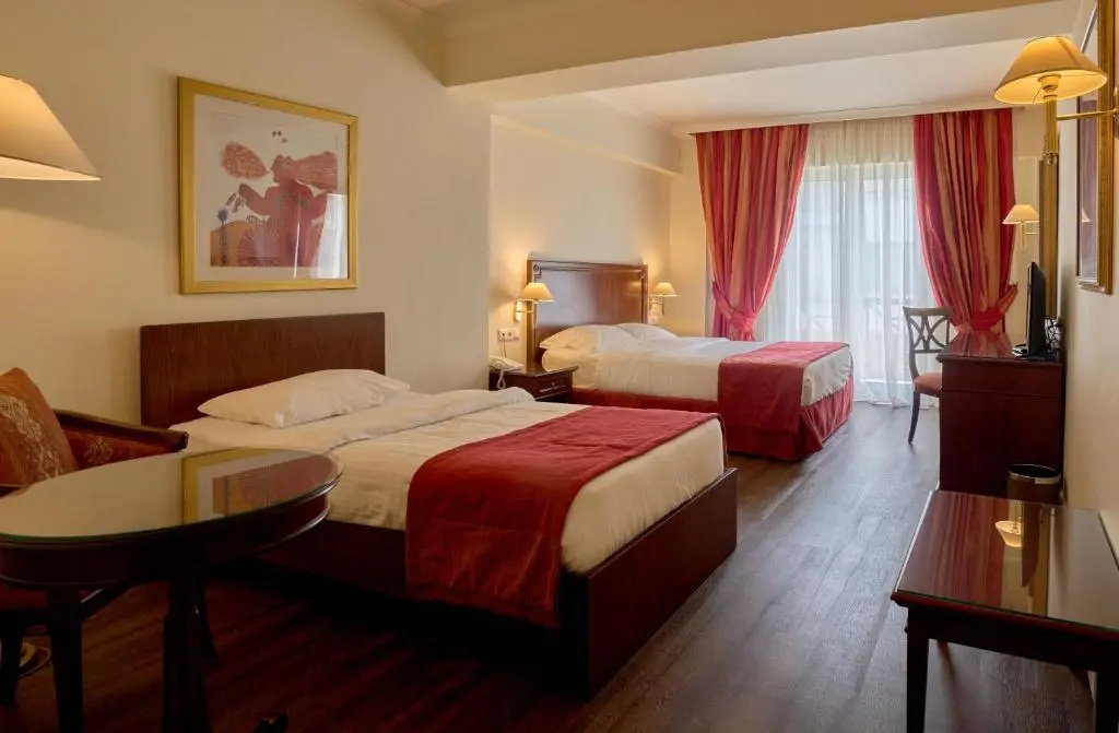 Standard Triple room with city view