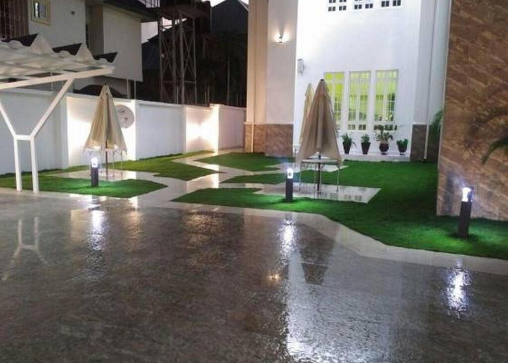 Castle De White House Hotel