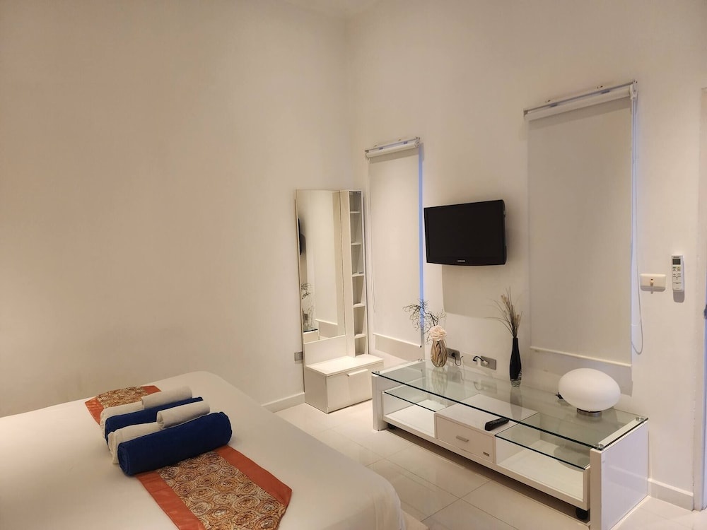 Sunset Plaza Condominium — 4