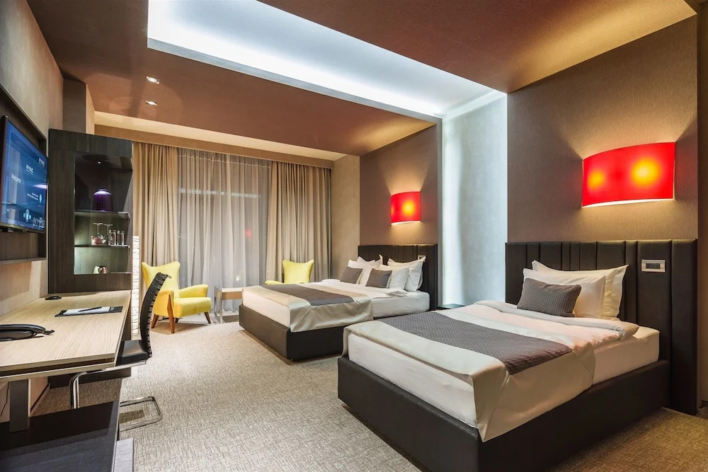 行政雙人房,設有陽台及景觀,配有雙人床。