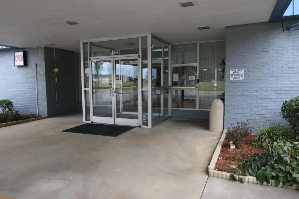 Economy Inn & Suites I-95 Exit 145 - Battleboro
