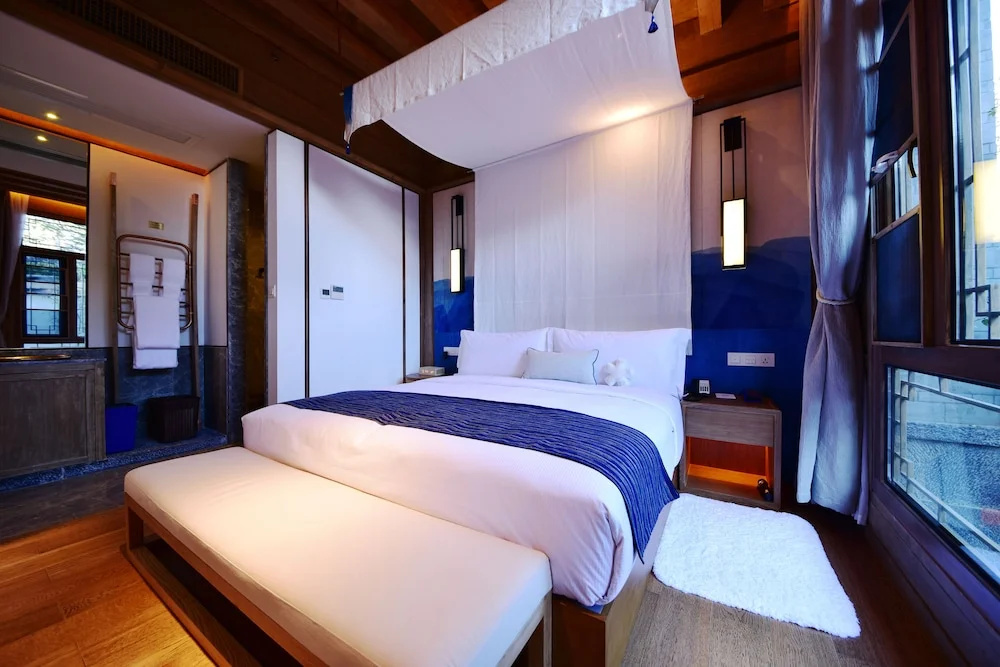 Superior Double room with courtyard view (full double bed)