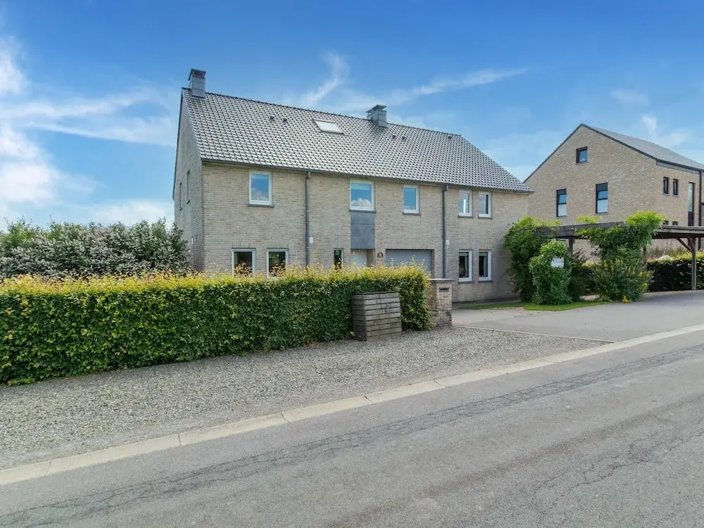 Detached House with Sauna & Hot Tub near Ski Resort & Nature Park