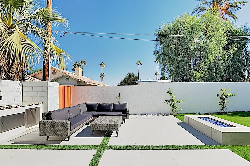 New-Build Beauty w/ Pool, Spa & Mountain Views home