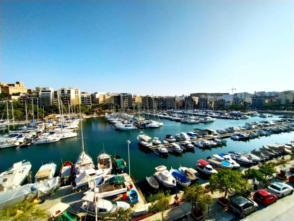 2 Bedroom, Bright & Central Top Floor Apartment - 5