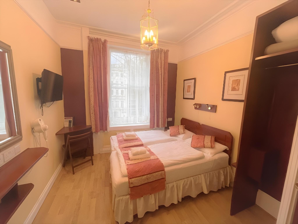 Отель Dolphin Hotel в Лондоне