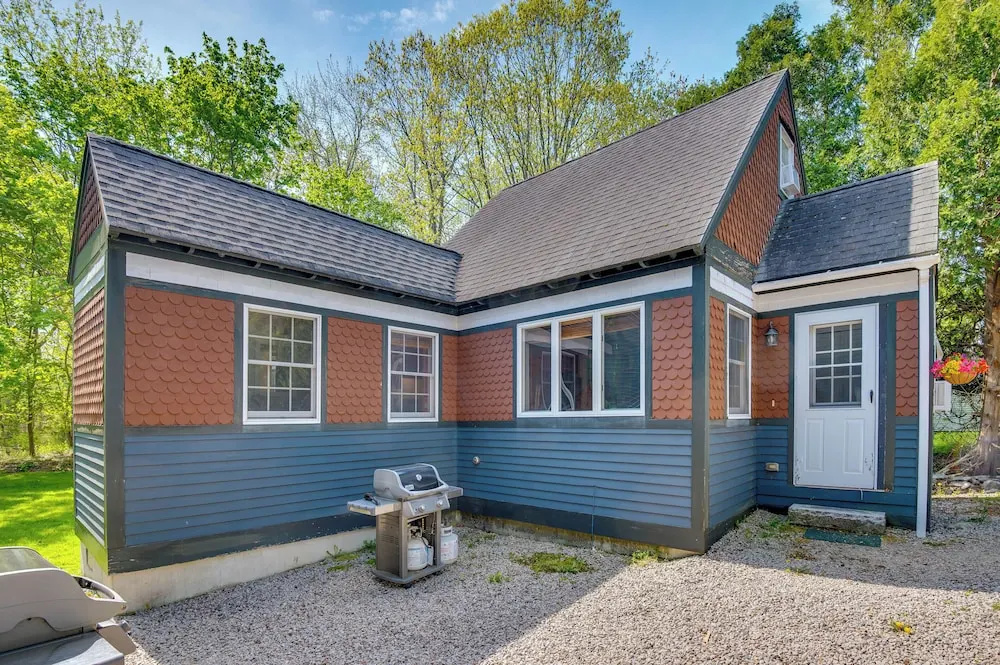 Walk to Short Sands! Coastal Cottage w/ Deck