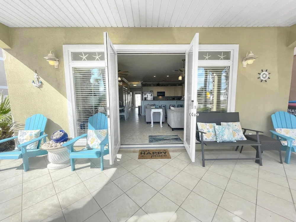 Royal Palms Retreat 3 Bedroom Home by RedAwning