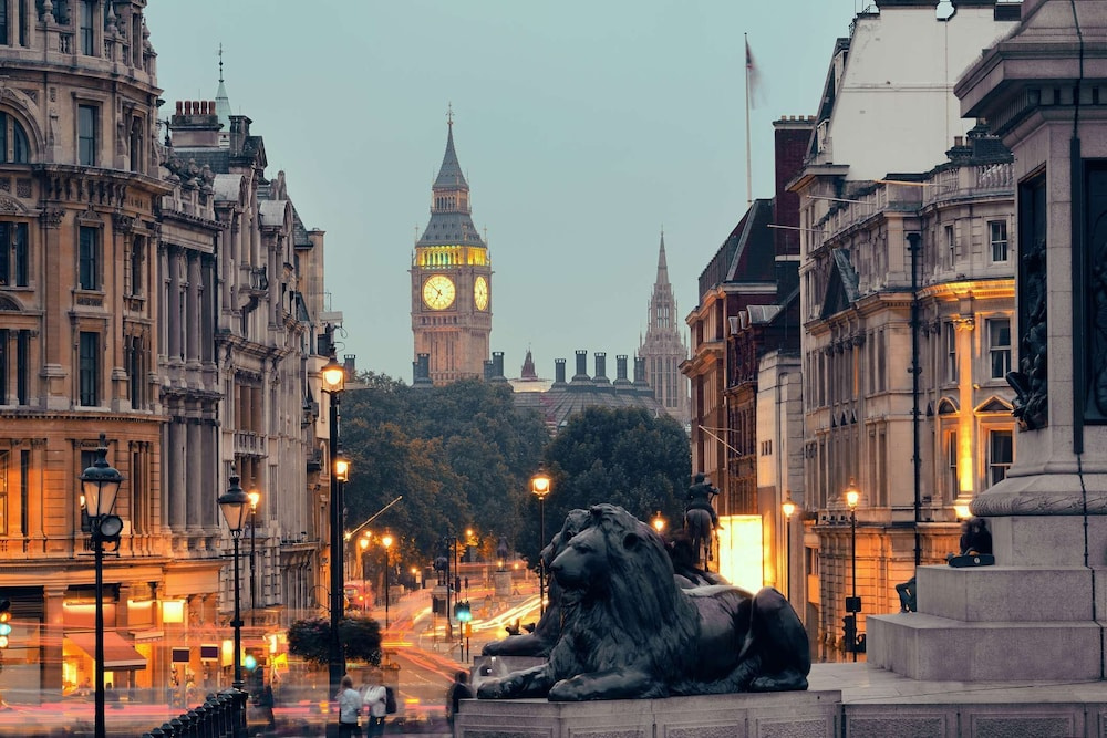 Nelson's Pad - Trafalgar Square - by Frankie Says