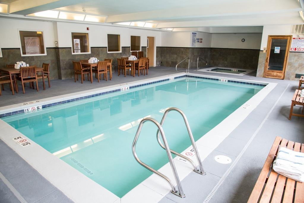 Gray Wolf Inn & Suites - Général