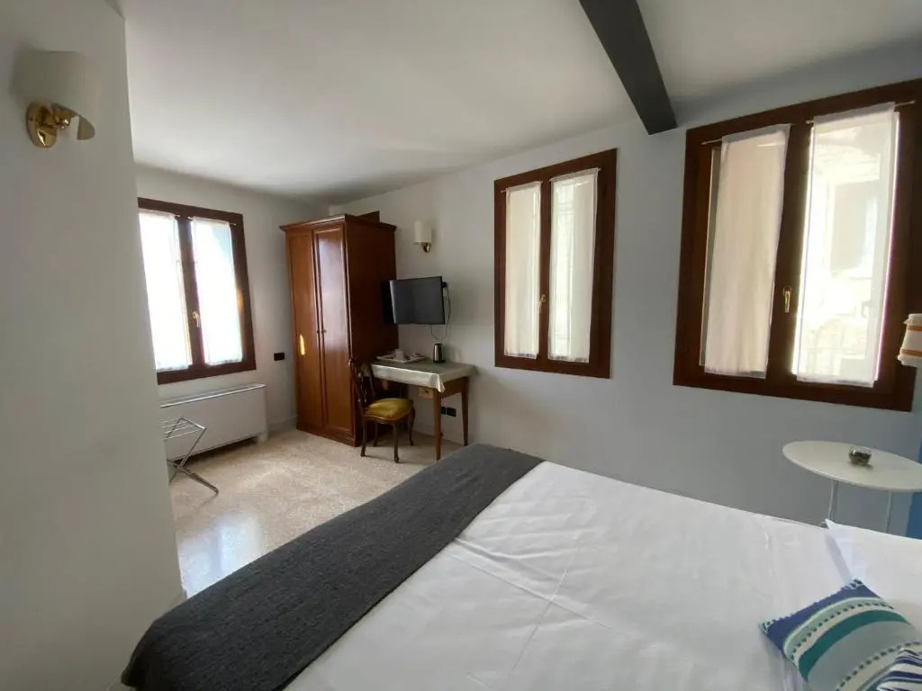 Classic Double room (full double bed)