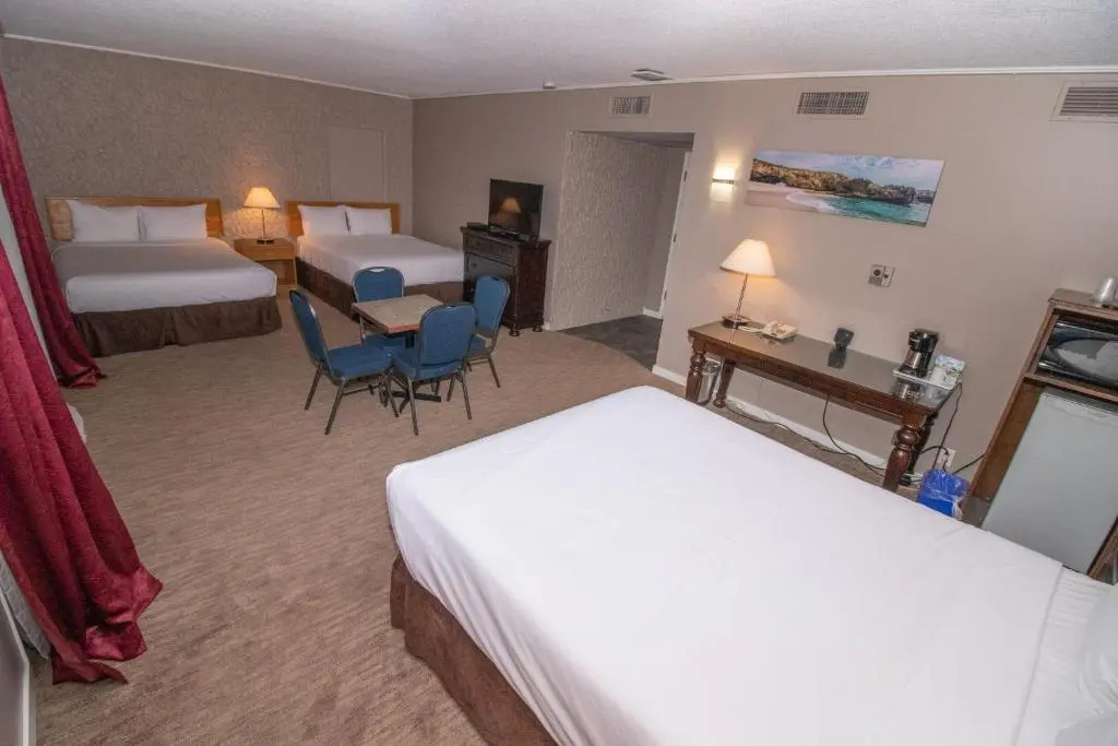 Divya Sutra Plaza and Conference Centre, Vernon, BC - Chambres
