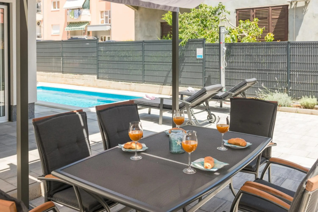 NEW apartment with POOL near center WITH 2 PARKING