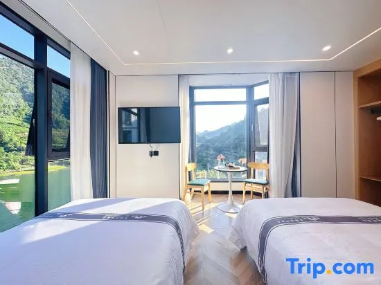 Standard room with lake view