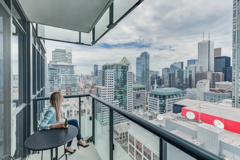 Noel Suites - John and Front St West